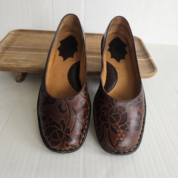 Born Brown Leather Flats Size 7.5 Tooled Embossed Floral Slip On Cushion Insoles - Picture 2 of 14